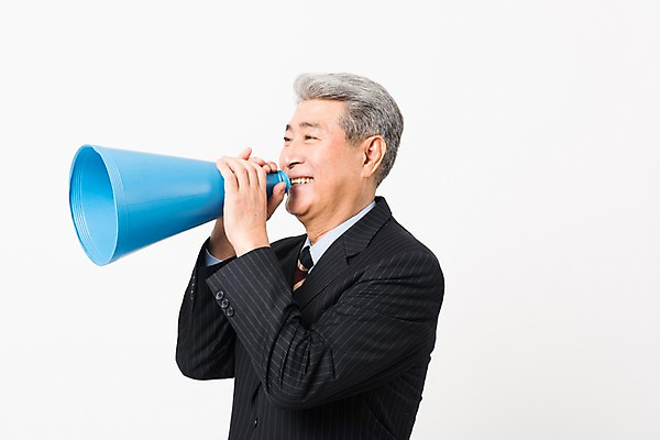 포토 JPG 스튜디오촬영 응시 할아버지 노년 남자 비즈니스 실내 한명 미소 들기 사람 정장 상반신 옆모습 확성기 한국인 비즈니스맨 실버 흰배경 70대 노인남자한명만 국내포토 1 시선 옷 뷰포인트 백그라운드 모션 표정 동양인 성인 내부 흰색 직장인 남자한명만 노인남자만 파일형식