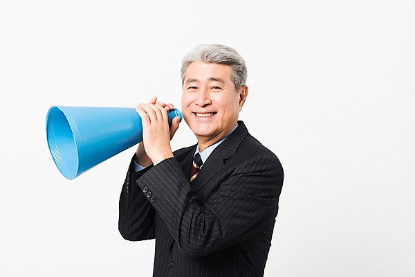 포토 JPG 스튜디오촬영 응시 할아버지 노년 남자 비즈니스 실내 한명 미소 들기 사람 정장 상반신 옆모습 확성기 한국인 비즈니스맨 실버 흰배경 70대 노인남자한명만 국내포토 1 시선 옷 뷰포인트 백그라운드 모션 표정 동양인 성인 내부 흰색 직장인 남자한명만 노인남자만 파일형식