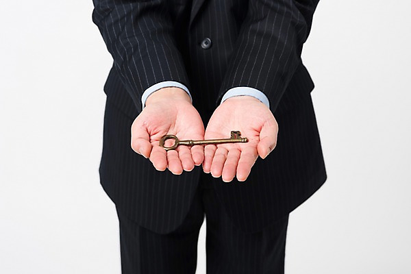 포토 JPG 스튜디오촬영 할아버지 노년 남자 비즈니스 열쇠 실내 한명 서기 들기 사람 정장 근접촬영 상반신 앞모습 한국인 양손 비즈니스맨 실버 흰배경 70대 노인남자한명만 국내포토 1 손 옷 뷰포인트 백그라운드 모션 동양인 성인 내부 흰색 직장인 남자한명만 노인남자만 파일형식