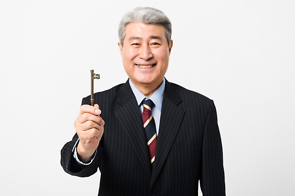 포토 JPG 스튜디오촬영 응시 할아버지 노년 남자 비즈니스 열쇠 실내 한명 미소 들기 사람 정장 상반신 앞모습 한국인 비즈니스맨 실버 흰배경 70대 노인남자한명만 국내포토 1 시선 옷 뷰포인트 백그라운드 모션 표정 동양인 성인 내부 흰색 직장인 남자한명만 노인남자만 파일형식