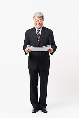 포토 JPG 스튜디오촬영 전신 응시 할아버지 노년 남자 비즈니스 실내 한명 서기 들기 사람 정장 앞모습 한국인 비즈니스맨 신문 실버 신문읽기 흰배경 70대 노인남자한명만 국내포토 1 시선 옷 뷰포인트 백그라운드 모션 동양인 성인 내부 간행물 흰색 직장인 뉴스 읽기 남자한명만 노인남자만 파일형식