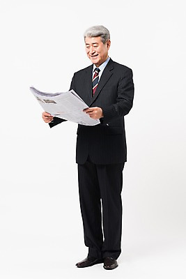 포토 JPG 스튜디오촬영 전신 응시 할아버지 노년 남자 비즈니스 실내 한명 서기 미소 들기 사람 정장 앞모습 한국인 비즈니스맨 신문 실버 신문읽기 흰배경 70대 노인남자한명만 국내포토 1 시선 옷 뷰포인트 백그라운드 모션 표정 동양인 성인 내부 간행물 흰색 직장인 뉴스 읽기 남자한명만 노인남자만 파일형식