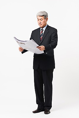 포토 JPG 스튜디오촬영 전신 응시 할아버지 노년 남자 비즈니스 실내 한명 서기 들기 사람 정장 앞모습 한국인 비즈니스맨 신문 실버 신문읽기 흰배경 70대 노인남자한명만 국내포토 1 시선 옷 뷰포인트 백그라운드 모션 동양인 성인 내부 간행물 흰색 직장인 뉴스 읽기 남자한명만 노인남자만 파일형식