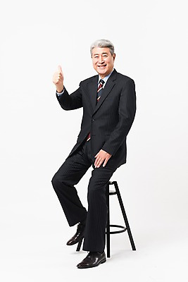 포토 JPG 스튜디오촬영 전신 응시 할아버지 노년 남자 의자 비즈니스 실내 한명 미소 사람 앉기 정장 옆모습 한국인 최고 비즈니스맨 실버 흰배경 70대 노인남자한명만 국내포토 1 시선 옷 뷰포인트 가구 백그라운드 모션 표정 동양인 성인 내부 흰색 직장인 남자한명만 노인남자만 파일형식