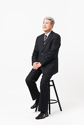 포토 JPG 스튜디오촬영 전신 응시 할아버지 노년 남자 의자 비즈니스 실내 한명 사람 앉기 정장 옆모습 한국인 비즈니스맨 실버 흰배경 70대 손모으기 노인남자한명만 국내포토 1 시선 옷 뷰포인트 가구 백그라운드 모션 동양인 손짓 성인 내부 흰색 직장인 남자한명만 노인남자만 파일형식