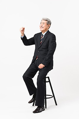 포토 JPG 스튜디오촬영 전신 응시 할아버지 노년 남자 의자 비즈니스 실내 한명 미소 사람 앉기 정장 옆모습 손들기 파이팅 한국인 비즈니스맨 실버 흰배경 70대 노인남자한명만 국내포토 1 시선 옷 뷰포인트 가구 백그라운드 모션 표정 동양인 성인 내부 흰색 직장인 남자한명만 노인남자만 파일형식