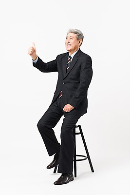 포토 JPG 스튜디오촬영 전신 응시 할아버지 노년 남자 의자 비즈니스 실내 한명 미소 사람 앉기 정장 옆모습 한국인 최고 비즈니스맨 실버 흰배경 70대 노인남자한명만 국내포토 1 시선 옷 뷰포인트 가구 백그라운드 모션 표정 동양인 성인 내부 흰색 직장인 남자한명만 노인남자만 파일형식