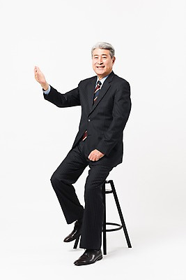 포토 JPG 스튜디오촬영 전신 응시 할아버지 노년 남자 의자 비즈니스 실내 한명 미소 사람 앉기 정장 손짓 옆모습 손들기 한국인 비즈니스맨 실버 흰배경 70대 노인남자한명만 국내포토 1 시선 옷 뷰포인트 가구 백그라운드 모션 표정 동양인 성인 내부 흰색 직장인 남자한명만 노인남자만 파일형식