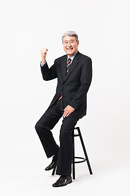 포토 JPG 스튜디오촬영 전신 응시 할아버지 노년 남자 의자 비즈니스 실내 한명 미소 사람 앉기 정장 옆모습 파이팅 한국인 비즈니스맨 실버 흰배경 70대 노인남자한명만 국내포토 1 시선 옷 뷰포인트 가구 백그라운드 모션 표정 동양인 성인 내부 흰색 직장인 남자한명만 노인남자만 파일형식