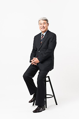 포토 JPG 스튜디오촬영 전신 할아버지 노년 남자 의자 비즈니스 실내 한명 미소 사람 앉기 정장 옆모습 한국인 비즈니스맨 실버 깍지 흰배경 70대 손모으기 노인남자한명만 국내포토 1 옷 뷰포인트 가구 백그라운드 모션 표정 동양인 손짓 성인 내부 흰색 직장인 남자한명만 노인남자만 파일형식