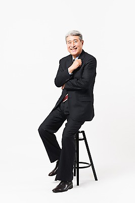 포토 JPG 스튜디오촬영 전신 응시 할아버지 노년 남자 의자 비즈니스 실내 한명 미소 사람 앉기 정장 옆모습 팔짱 한국인 비즈니스맨 실버 흰배경 70대 노인남자한명만 국내포토 1 시선 옷 뷰포인트 가구 백그라운드 모션 표정 동양인 성인 내부 흰색 직장인 남자한명만 노인남자만 파일형식