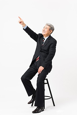 포토 JPG 스튜디오촬영 전신 응시 할아버지 노년 남자 의자 비즈니스 손가락 실내 한명 미소 사람 앉기 정장 옆모습 손들기 한국인 가리킴 비즈니스맨 실버 흰배경 70대 노인남자한명만 국내포토 1 손 시선 옷 뷰포인트 가구 백그라운드 모션 표정 동양인 손짓 성인 내부 흰색 직장인 남자한명만 노인남자만 파일형식