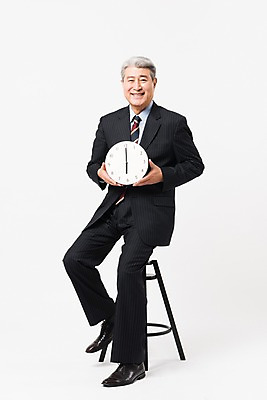 포토 JPG 스튜디오촬영 전신 응시 할아버지 노년 남자 시계 의자 비즈니스 실내 한명 미소 들기 사람 앉기 정장 옆모습 한국인 비즈니스맨 실버 흰배경 70대 6시 노인남자한명만 국내포토 1 시선 옷 뷰포인트 가구 백그라운드 모션 표정 동양인 성인 내부 흰색 시간 직장인 남자한명만 노인남자만 파일형식