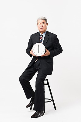 포토 JPG 스튜디오촬영 전신 응시 할아버지 노년 남자 시계 의자 비즈니스 실내 한명 들기 사람 앉기 정장 옆모습 한국인 비즈니스맨 찡그림 실버 흰배경 70대 6시 노인남자한명만 국내포토 1 시선 옷 뷰포인트 가구 백그라운드 모션 표정 동양인 성인 내부 흰색 시간 직장인 남자한명만 노인남자만 파일형식