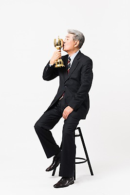 포토 JPG 스튜디오촬영 전신 할아버지 노년 남자 의자 비즈니스 키스 실내 한명 사람 앉기 정장 옆모습 한국인 비즈니스맨 실버 트로피 흰배경 70대 노인남자한명만 국내포토 1 옷 뷰포인트 가구 백그라운드 모션 동양인 성인 내부 흰색 직장인 상_우승 애정표현 남자한명만 노인남자만 파일형식