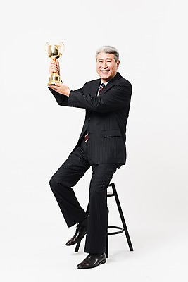 포토 JPG 스튜디오촬영 전신 응시 할아버지 노년 남자 의자 비즈니스 실내 한명 미소 웃음 들기 사람 앉기 정장 옆모습 한국인 비즈니스맨 실버 트로피 흰배경 70대 노인남자한명만 국내포토 1 시선 옷 뷰포인트 가구 백그라운드 모션 표정 동양인 성인 내부 흰색 직장인 상_우승 남자한명만 노인남자만 파일형식