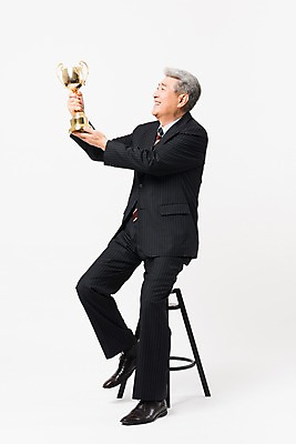 포토 JPG 스튜디오촬영 전신 응시 할아버지 노년 남자 의자 비즈니스 실내 한명 미소 들기 사람 앉기 정장 옆모습 한국인 비즈니스맨 실버 트로피 흰배경 70대 노인남자한명만 국내포토 1 시선 옷 뷰포인트 가구 백그라운드 모션 표정 동양인 성인 내부 흰색 직장인 상_우승 남자한명만 노인남자만 파일형식