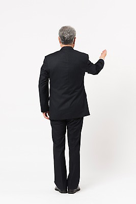 포토 JPG 스튜디오촬영 전신 할아버지 노년 남자 비즈니스 실내 한명 서기 사람 정장 손짓 뒷모습 한국인 비즈니스맨 실버 손내밀기 흰배경 70대 노인남자한명만 국내포토 1 옷 뷰포인트 백그라운드 모션 동양인 성인 내부 흰색 직장인 남자한명만 노인남자만 파일형식