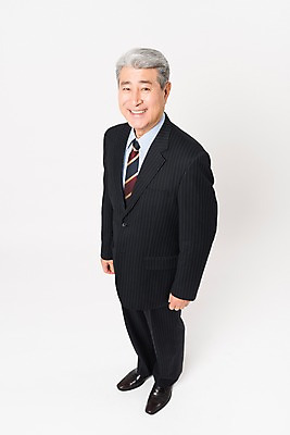 포토 JPG 스튜디오촬영 전신 응시 할아버지 노년 남자 비즈니스 실내 한명 서기 미소 사람 정장 옆모습 하이앵글 한국인 비즈니스맨 실버 흰배경 70대 노인남자한명만 국내포토 1 시선 옷 뷰포인트 백그라운드 모션 표정 동양인 성인 내부 흰색 직장인 남자한명만 노인남자만 파일형식
