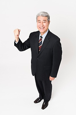 포토 JPG 스튜디오촬영 전신 응시 할아버지 노년 남자 비즈니스 실내 한명 서기 미소 사람 정장 앞모습 하이앵글 손들기 파이팅 주먹 한국인 비즈니스맨 실버 흰배경 70대 노인남자한명만 국내포토 1 시선 옷 뷰포인트 백그라운드 모션 표정 동양인 성인 내부 흰색 직장인 남자한명만 노인남자만 파일형식