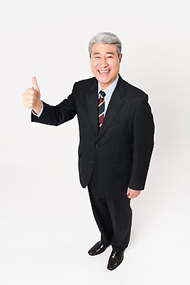 포토 JPG 스튜디오촬영 전신 응시 할아버지 노년 남자 비즈니스 실내 한명 서기 웃음 사람 정장 앞모습 하이앵글 한국인 최고 비즈니스맨 실버 흰배경 70대 노인남자한명만 국내포토 1 시선 옷 뷰포인트 백그라운드 모션 표정 동양인 성인 내부 흰색 직장인 남자한명만 노인남자만 파일형식