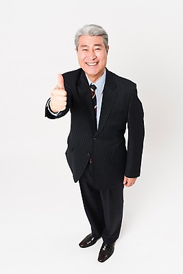 포토 JPG 스튜디오촬영 전신 응시 할아버지 노년 남자 비즈니스 실내 한명 서기 미소 웃음 사람 정장 앞모습 하이앵글 한국인 최고 비즈니스맨 실버 흰배경 70대 노인남자한명만 국내포토 1 시선 옷 뷰포인트 백그라운드 모션 표정 동양인 성인 내부 흰색 직장인 남자한명만 노인남자만 파일형식