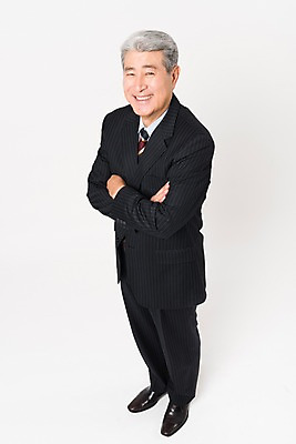 포토 JPG 스튜디오촬영 전신 응시 할아버지 노년 남자 비즈니스 실내 한명 미소 웃음 사람 정장 옆모습 하이앵글 팔짱 한국인 비즈니스맨 실버 흰배경 70대 노인남자한명만 국내포토 1 시선 옷 뷰포인트 백그라운드 모션 표정 동양인 성인 내부 흰색 직장인 남자한명만 노인남자만 파일형식