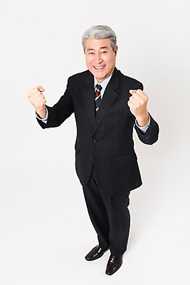 포토 JPG 스튜디오촬영 전신 응시 할아버지 노년 남자 비즈니스 실내 한명 미소 웃음 사람 정장 앞모습 하이앵글 파이팅 한국인 비즈니스맨 실버 흰배경 70대 노인남자한명만 국내포토 1 시선 옷 뷰포인트 백그라운드 모션 표정 동양인 성인 내부 흰색 직장인 남자한명만 노인남자만 파일형식