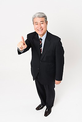 포토 JPG 스튜디오촬영 전신 응시 할아버지 노년 남자 비즈니스 손가락 실내 한명 미소 웃음 사람 정장 앞모습 하이앵글 한국인 가리킴 비즈니스맨 실버 흰배경 70대 노인남자한명만 국내포토 1 손 시선 옷 뷰포인트 백그라운드 표정 동양인 손짓 성인 내부 흰색 직장인 남자한명만 노인남자만 파일형식