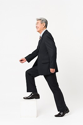 포토 JPG 스튜디오촬영 전신 응시 할아버지 노년 남자 비즈니스 실내 한명 웃음 사람 정장 옆모습 계단 한국인 비즈니스맨 실버 흰배경 오르기 70대 노인남자한명만 국내포토 1 시선 옷 뷰포인트 백그라운드 모션 표정 동양인 성인 내부 흰색 직장인 남자한명만 노인남자만 파일형식