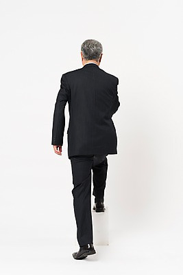 포토 JPG 스튜디오촬영 전신 할아버지 노년 남자 비즈니스 실내 한명 사람 정장 뒷모습 계단 한국인 비즈니스맨 실버 흰배경 오르기 70대 노인남자한명만 국내포토 1 옷 뷰포인트 백그라운드 모션 동양인 성인 내부 흰색 직장인 남자한명만 노인남자만 파일형식