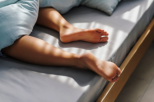 포토 JPG 여자 행복 휴식 실내 한명 사람 성인 신체부위 30대 침실 이불 한국인 하반신 침대 다리 잠 편안함 숙면 성인여자한명만 소확행 국내포토 1 감정 가구 컨셉 침구 동양인 내부 장년 감각 신조어 여자한명만 성인여자만 파일형식