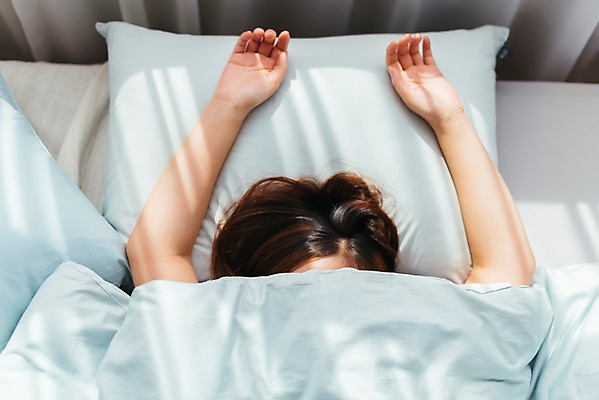 포토 JPG 여자 행복 베개 휴식 실내 한명 사람 상반신 성인 앞모습 30대 하이앵글 눕기 침실 이불 한국인 침대 잠 편안함 숙면 성인여자한명만 소확행 국내포토 1 감정 뷰포인트 가구 컨셉 침구 모션 동양인 내부 장년 감각 신조어 여자한명만 성인여자만 파일형식