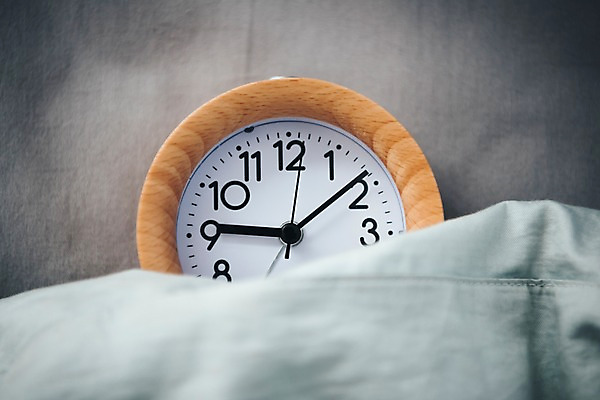 포토 JPG 시계 휴식 실내 사람없음 하이앵글 침실 이불 침대 잠 벽시계 숙면 국내포토 뷰포인트 가구 컨셉 침구 내부 파일형식