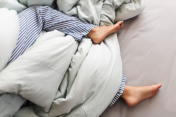 포토 JPG 여자 행복 휴식 실내 한명 사람 성인 신체부위 30대 하이앵글 침실 이불 한국인 하반신 침대 다리 잠 편안함 숙면 성인여자한명만 소확행 국내포토 1 감정 뷰포인트 가구 컨셉 침구 동양인 내부 장년 감각 신조어 여자한명만 성인여자만 파일형식