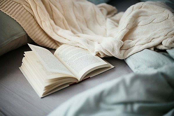 포토 JPG 베개 휴식 실내 사람없음 책 침실 이불 침대 편안함 국내포토 가구 컨셉 침구 내부 감각 파일형식