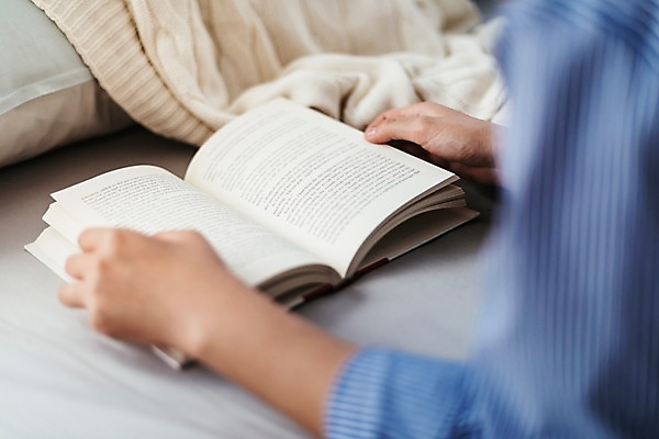 포토 JPG 여자 행복 엎드리기 베개 휴식 실내 한명 사람 상반신 성인 취미 신체부위 책 30대 독서 침실 이불 한국인 양손 침대 편안함 성인여자한명만 소확행 국내포토 1 손 감정 가구 컨셉 침구 모션 동양인 내부 장년 감각 신조어 여자한명만 성인여자만 파일형식