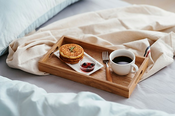 포토 JPG 행복 커피 베개 휴식 쟁반 실내 사람없음 식사 침실 이불 침대 아침식사 편안함 커피잔 브런치 팬케이크 국내포토 감정 음료 가구 컨셉 침구 잔 내부 케이크 감각 파일형식