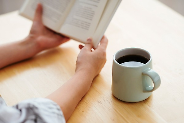 포토 JPG 여자 커피 휴식 실내 한명 사람 성인 취미 신체부위 책 30대 독서 한국인 양손 잡기 편안함 커피잔 책상 성인여자한명만 소확행 국내포토 1 손 음료 가구 컨셉 모션 잔 동양인 내부 장년 감각 신조어 여자한명만 성인여자만 파일형식