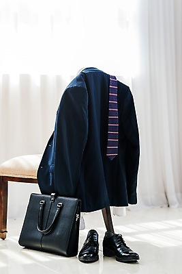 포토 JPG 행복 구두 의자 서류가방 넥타이 휴식 실내 정장 사람없음 커튼 편안함 남성복 국내포토 잡화 옷 감정 가구 신발 컨셉 가방 내부 감각 파일형식