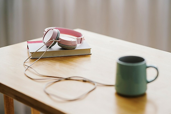 포토 커피 음료 음향기기 가구 컨셉 잔 촬영기법 내부 감각 파일형식 아웃포커스 실내 헤드폰 편안함 휴식 책 책상 커피잔 사람없음 JPG 국내포토