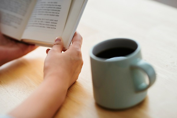 포토 JPG 여자 커피 휴식 실내 한명 사람 성인 취미 신체부위 책 30대 독서 한국인 양손 잡기 편안함 커피잔 책상 성인여자한명만 소확행 국내포토 1 손 음료 가구 컨셉 모션 잔 동양인 내부 장년 감각 신조어 여자한명만 성인여자만 파일형식