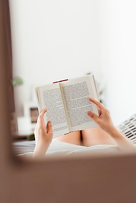 포토 JPG 여자 행복 휴식 실내 한명 들기 사람 성인 취미 신체부위 책 30대 독서 침실 이불 한국인 양손 침대 편안함 성인여자한명만 소확행 국내포토 1 손 감정 가구 컨셉 침구 모션 동양인 내부 장년 감각 신조어 여자한명만 성인여자만 파일형식