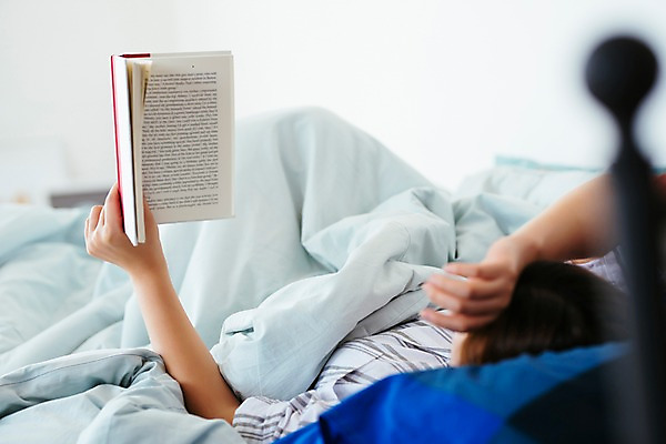 포토 JPG 여자 행복 베개 휴식 실내 한명 사람 성인 취미 책 30대 눕기 독서 침실 이불 한국인 침대 편안함 성인여자한명만 소확행 국내포토 1 감정 가구 컨셉 침구 모션 동양인 내부 장년 감각 신조어 여자한명만 성인여자만 파일형식