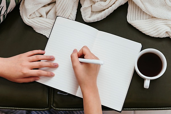 포토 1 손 감정 커피 음료 뷰포인트 컨셉 의자 문구용품 잔 사람 동양인 내부 장년 펜 감각 신조어 여자한명만 성인여자만 파일형식 하이앵글 실내 소확행 담요 볼펜 소파 행복 편안함 취미 휴식 커피잔 공책 기록 신체부위 한국인 양손 성인여자한명만 한명 성인 여자 JPG 30대 국내포토