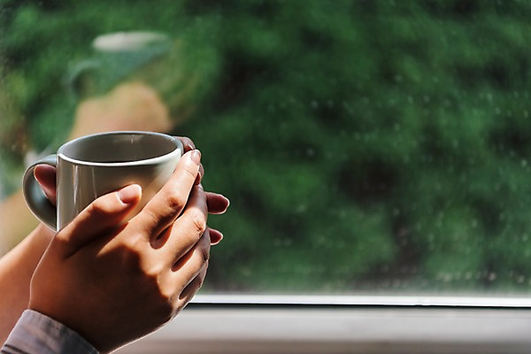 포토 JPG 여자 행복 커피 창문 휴식 실내 한명 사람 근접촬영 성인 신체부위 30대 머그컵 양손 잡기 편안함 커피잔 창가 성인여자한명만 소확행 국내포토 1 손 감정 음료 뷰포인트 컨셉 모션 잔 내부 컵 장년 감각 신조어 여자한명만 성인여자만 파일형식