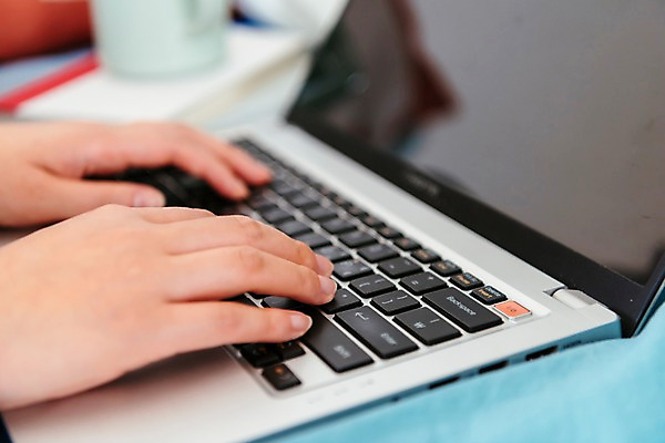 포토 JPG 여자 행복 휴식 실내 한명 사람 근접촬영 성인 신체부위 책 30대 노트북 침실 양손 침대 타이핑 편안함 커피잔 성인여자한명만 국내포토 1 손 감정 커피 뷰포인트 가구 컨셉 잔 내부 장년 전자제품 감각 여자한명만 성인여자만 파일형식