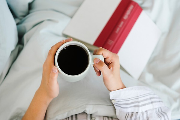 포토 JPG 여자 행복 커피 휴식 실내 한명 사람 성인 신체부위 책 30대 하이앵글 침실 이불 한국인 머그컵 양손 침대 잡기 편안함 커피잔 성인여자한명만 소확행 국내포토 1 손 감정 음료 뷰포인트 가구 컨셉 침구 모션 잔 동양인 내부 컵 장년 감각 신조어 여자한명만 성인여자만 파일형식