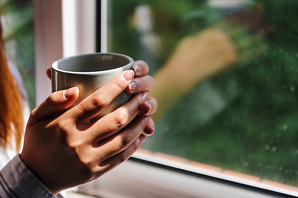포토 JPG 여자 행복 커피 창문 휴식 실내 한명 사람 성인 신체부위 30대 한국인 양손 잡기 편안함 커피잔 창가 성인여자한명만 소확행 국내포토 1 손 감정 음료 컨셉 모션 잔 동양인 내부 장년 감각 신조어 여자한명만 성인여자만 파일형식