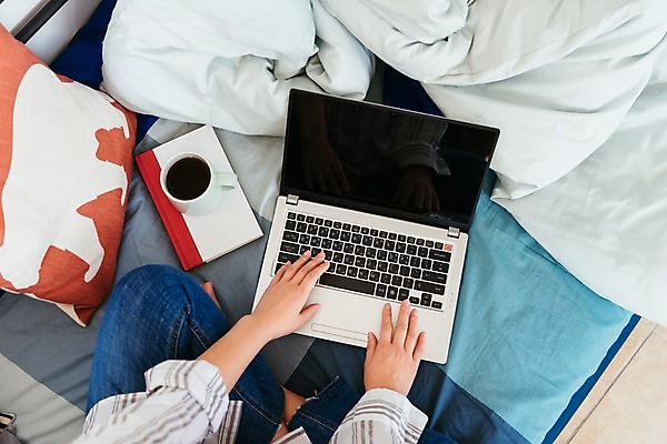 포토 JPG 여자 행복 커피 쿠션 휴식 실내 한명 사람 앉기 성인 신체부위 책 30대 노트북 침실 이불 한국인 양손 침대 편안함 커피잔 성인여자한명만 소확행 국내포토 1 손 감정 음료 가구 컨셉 침구 모션 잔 동양인 내부 장년 전자제품 감각 신조어 여자한명만 성인여자만 파일형식